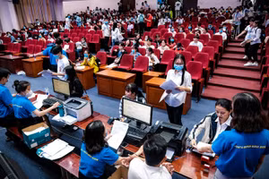 Thí sinh nộp hồ sơ xét tuyển vào UEL