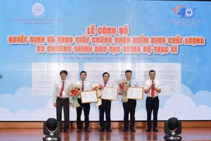 Đại diện các Khoa có chương trình đào tạo Thạc sĩ đạt chuẩn kiểm định chất lượng nhận Giấy chứng nhận