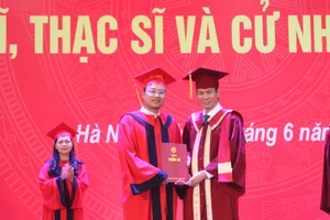 GS Nguyễn Quý Thanh trao bằng cho các tân tiến sĩ