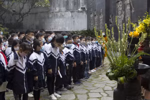 Đoàn học sinh dâng hương tại đài tưởng niệm các anh hùng liệt sĩ.