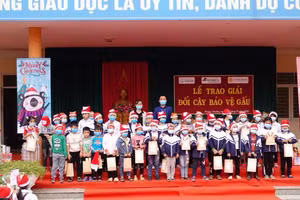 Đại diện Tổ chức Động vật Châu Á và Trường Tiểu học Hai Bà Trưng trao giải nhì cho các con học sinh khối 2 và 3.