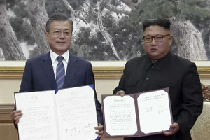 Tổng thống Hàn Quốc Moon Jae-in và lãnh đạo Triều Tiên Kim Jong un vừa ký một tuyên bố chung 