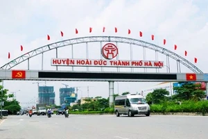 Ông Nguyễn Anh, Phó Chủ tịch UBND huyện Hoài Đức ký quyết định lựa chọn liên danh Giao thông Long Thành với Công ty Cổ phần xây dựng dịch vụ và thương mại 68 trúng gói thầu 85 tỷ đồng