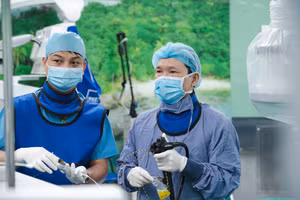PGS.TS.BS Nguyễn Cảnh Bình - chuyên gia trực tiếp thực hiện kỹ thuật nội soi mật tụy ngược dòng tại BVĐK Hồng Ngọc 