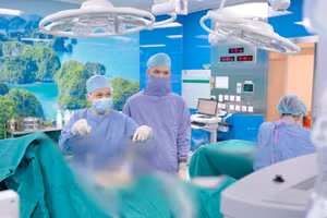 Cấp cứu tình trạng tắc ruột của bệnh nhân H. thông qua mổ nội soi thăm dò, kết hợp mở nhỏ lấy sỏi.