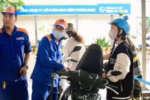 Giá xăng điều chỉnh về dưới 24.000 đồng/lít chiều 22/2.