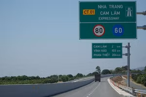 Bỏ barie đầu vào trạm thu phí cao tốc Nha Trang - Cam Lâm và Cam Lâm - Vĩnh Hảo.