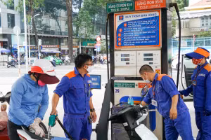 Giá xăng tăng hơn 900 đồng/lít từ 15h chiều 25/1.