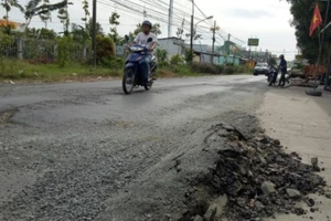 Cử tri Sóc Trăng kiến nghị sửa chữa, nâng cấp tuyến quốc lộ 61B để đảm bảo an toàn giao thông.