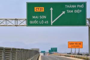 Cắm biển tốc độ tối đa 90km/h trên nhiều tuyến cao tốc.
