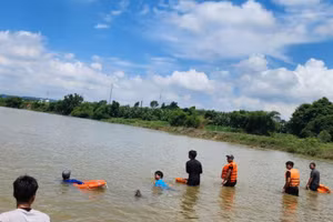 Cảnh sát PCCC và CNCH Công an tỉnh Quảng Ngãi tham gia tìm kiếm người mất tích. (Ảnh Cảnh sát PCCC và CNCH)