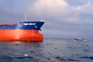 Va chạm với tàu chở hàng, 9 người trên tàu cá bị rơi xuống biển.