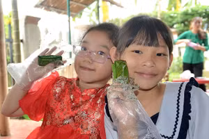 Học sinh hứng khởi với thành quả của mình.