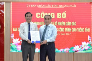 Ông Ngô Văn Dụng (trái) nhận quyết định bổ nhiệm.