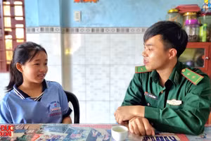 Cán bộ, chiến sĩ Biên phòng luôn quan tâm, lắng nghe và giúp đỡ các em học sinh.