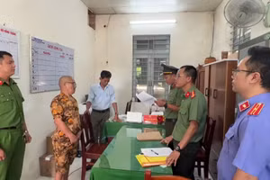 Công an tống đạt các quyết định khởi tố bị can, bắt tạm giam đối với Lê Quốc Hùng. (Ảnh CQCA)