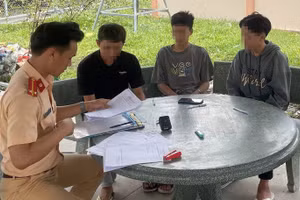 Lực lượng công an mời các thanh niên lên làm việc và lập biên bản xử phạt.