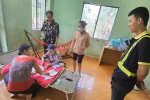 Bé trai bị bỏ rơi trước cổng chùa được người dân đưa về chăm sóc.