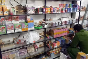 Công an phát hiện hàng trăm cây thuốc lá điện tử tẩm ma tuý trong phòng trọ của T.