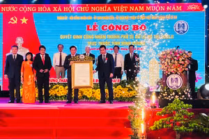 Ông Nguyễn Tường Văn- Thứ trưởng Bộ Xây dựng (phải), thừa ủy quyền của Thủ Tướng Chính phủ Trao Quyết định.