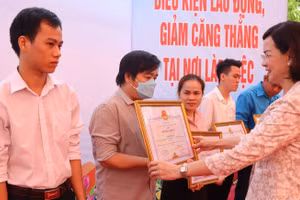 Bà Trần Tuyết Minh-Phó chủ tịch UBND tỉnh Bình Phước tặng bằng khen cho các cá nhân tiêu biểu.