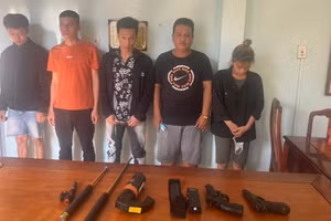 Nhóm thanh niên đang sử dụng ma túy đá thì bị bắt.