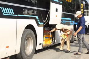 Lực lượng CSGT kiểm tra tất cả các phương tiện đi qua tỉnh Bình Dương.