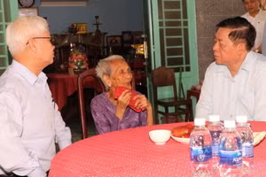 Ông Nguyễn Trọng Nghĩa (bên phải), Bí thư Trung ương Đảng, Trưởng Ban Tuyên giáo Trung ương đến thăm Mẹ Việt Nam Anh hùng Nguyễn Thị Rực.