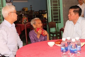 Ông Nguyễn Trọng Nghĩa (bên phải), Bí thư Trung ương Đảng, Trưởng Ban Tuyên giáo Trung ương đến thăm Mẹ Việt Nam Anh hùng Nguyễn Thị Rực.