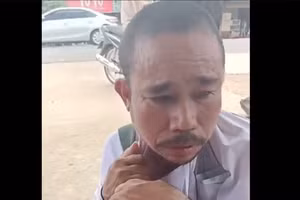 Quang bị người nhà bé gái bắt giữ giao cho cơ quan công an.