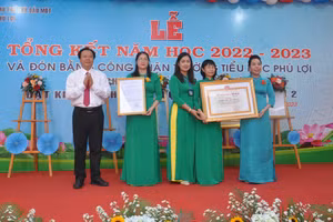 Trường tiểu học Phú Lợi vui mừng đón nhận bằng công nhận trường đạt chuẩn Quốc gia mức độ 1. 