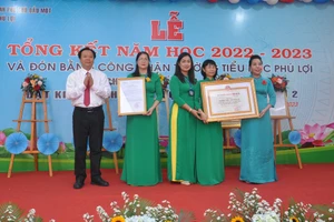 Trường tiểu học Phú Lợi vui mừng đón nhận bằng công nhận trường đạt chuẩn Quốc gia mức độ 1. 