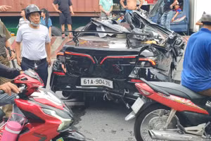 Chiếc xe ô tô gây tai nạn cũng hư hỏng nặng.