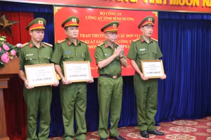 Nhiều đơn vị, nghiệp vụ Công an tỉnh Bình Dương được khen thưởng.