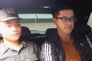 Phương (bên phải) đã chiếm đoạt của công ty hơn 12 tấn hạt điều.