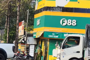 Một trong số nhiều cửa hàng F88 tại Bình Dương bị kiểm tra.