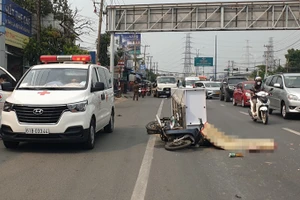 Người đàn ông chết thảm nghi bị xe đầu kéo cán qua.