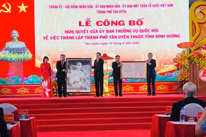 Phó Chủ tịch Thường trực Quốc hội Trần Thanh Mẫn trao Nghị quyết thành lập thành phố cho lãnh đạo TP Tân Uyên.