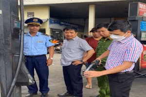 Đoàn kiểm tra thu mẫu để đi thử nghiệm.