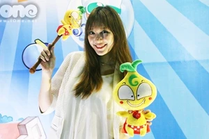 Hari Won biểu cảm sinh động khi chơi game