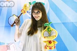 Hari Won biểu cảm sinh động khi chơi game