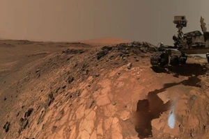 Xe tự hành Curiosity của NASA chỉ cách vị trí nghi ngờ dòng nước 50km