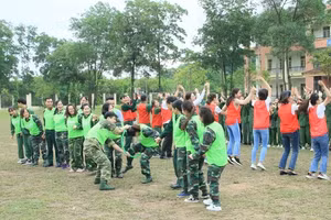 Sinh viên tập luyện và tham gia các trò chơi tại Trung tâm Giáo dục quốc phòng và an ninh (Đại học Thái Nguyên).