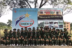 Hoạt động ngoại khóa của khóa học "Chúng em học làm chiến sỹ" tại Trung tâm Giáo dục quốc phòng và an ninh (Đại học Thái Nguyên)