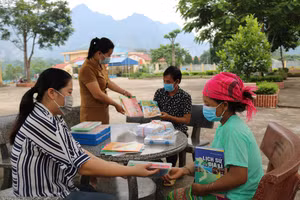 Giáo viên trường Tiểu học Thần Sa (Võ Nhai, Thái Nguyên) hỗ trợ phụ huynh học sinh tìm hiểu, đăng kí mua sách giáo khoa trước năm học mới