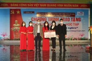 Lãnh đạo Agribank chi nhánh Phú Lương, Phòng GD&ĐT Phú Lương trao tặng kinh phí hỗ trợ mua sắm thiết bị dạy học cho Trường mầm non Cổ Lũng