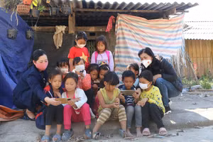 Các cô giáo trường Tiểu học Văn Lăng số 2 (Đồng Hỷ, Thái Nguyên) đến khu dân cư hướng dẫn học sinh học tập trực tuyến theo nhóm.