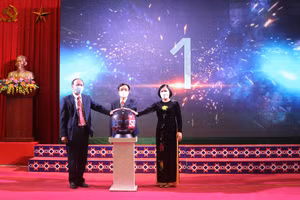 Các đại biểu bấm nút điện tử chương trình chuyển đổi số ngành giáo dục Phú Lương (Thái Nguyên)