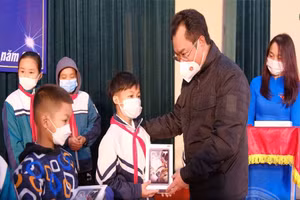 Chủ tịch UBND tỉnh Thái Nguyên Trịnh Việt Hùng trao tặng máy tính bảng đến tận tay các em học sinh có hoàn cảnh khó khăn, chưa có thiết bị học tập