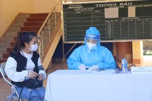 Học sinh Thái Nguyên được khám sàng lọc, hướng dẫn trước khi tiêm vắc xin phòng Covid-19